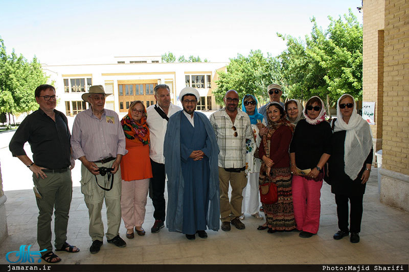 بازدید جمعی از گردشگران آلمانی از بیت و زادگاه حضرت امام در خمین