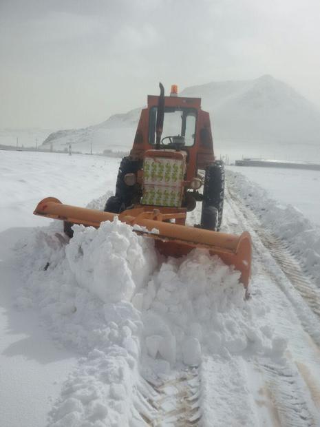 بارش برف راه ارتباطی 27 روستای شهرستان کنگاور را مسدود کرد