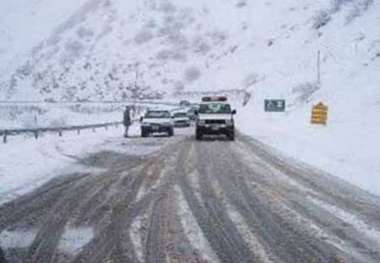 بارش برف سبب کندی تردد خودروها درجاده کرج - چالوس شد