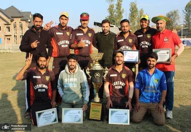 تیم کریکت به نام امام خمینی (ره) در کشمیر قهرمان شد + عکس