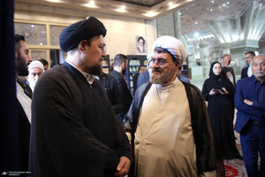 بازدید رئیس مجلس از نمایشگاه عکس امام خمینی
