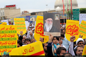 راهپیمایی نمازگزاران نماز جمعه قم در واکنش به خروج آمریکا از برجام