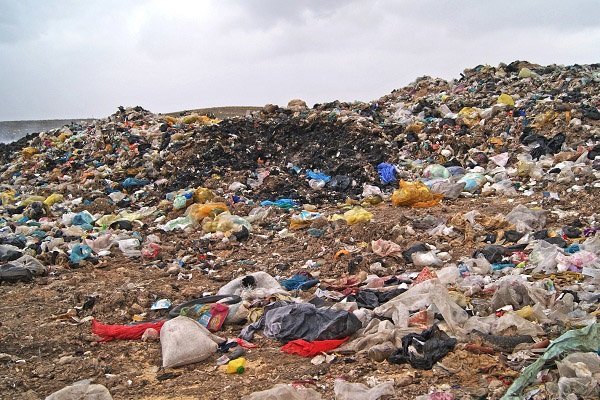 برخورد شدید با تخلیه زباله شهرهای همجوار در محل دفن زباله بناب