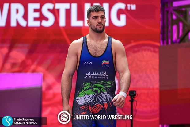 پایان جنجال با اعلام تصمیم قطعی؛ کشتی گیر ایرانی با پرچم آذربایجان/ معصومی: نشان می‌دهم چه مهره ای را از دست دادند