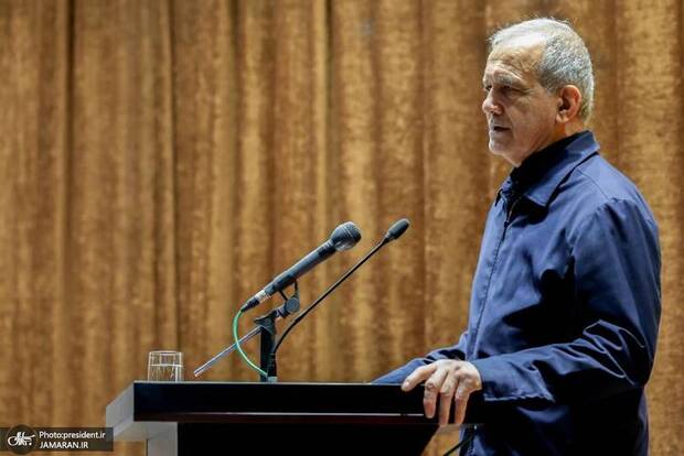 پزشکیان: کشور درگیر یک جنگ تمام‌عیار اقتصادی، اجتماعی و فرهنگی است/ اجازه ندهیم هیچ زن سرپرست خانواری گرسنه سر بر بالین بگذارد، هیچ کودک بیماری بدون دارو و حمایت بماند و هیچ جوانی نسبت به آینده خود ناامید شود
