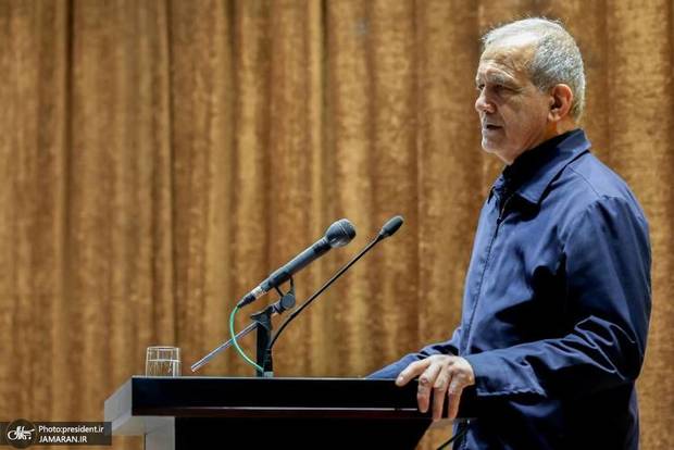 پزشکیان: کشور درگیر یک جنگ تمام‌عیار اقتصادی، اجتماعی و فرهنگی است/ اجازه ندهیم هیچ زن سرپرست خانواری گرسنه سر بر بالین بگذارد، هیچ کودک بیماری بدون دارو و حمایت بماند و هیچ جوانی نسبت به آینده خود ناامید شود
