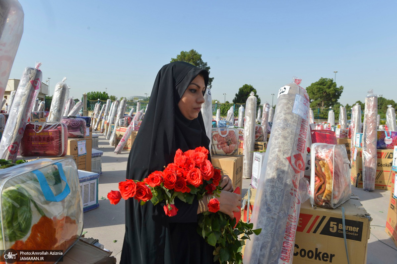 مراسم اهدای 1000سری جهیزیه به نوعروسان در جوار حرم امام خمینی(س)