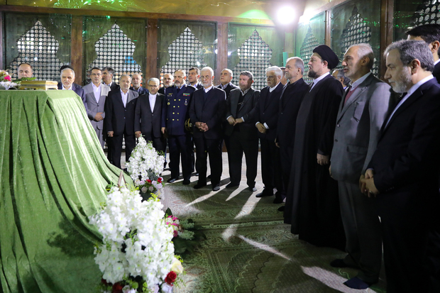 الرئیس بزشکیان وأعضاء الحکومة یجددون البیعة مع مبادئ الامام الخمینی (رض)

