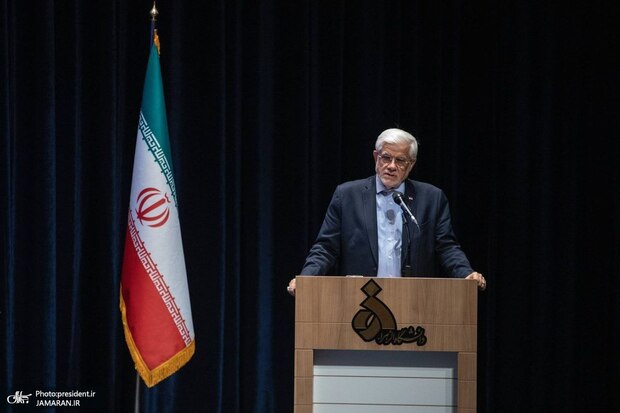 عارف: همه خود را متخصص «مدیریت» می‌دانند! شیوه‌های کلاسیک مدیریت دیگر پاسخگو نیست/ اگر فناوری بر انسان چیره شود، نمی‌دانیم چه اتفاقی می‌افتد/ به مدیران آینده‌ساز نیازمندیم/ دانشجویان از روی سوز دل صحبت می‌کنند