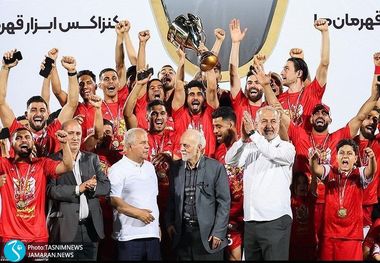 ویدیو| لحظه بالا بردن جام قهرمانی لیگ برتر توسط عالیشاه و پرسپولیسی ها