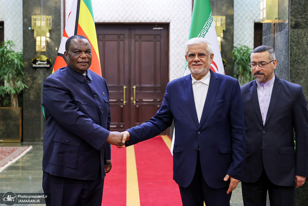 عارف در دیدار معاون رئیس جمهور زیمبابوه: زیمباوه یکی از شرکای مهم ایران در قاره آفریقاست/ شناخت کامل مقامات زیمباوه از ظرفیت‌های ایران، زمینه‌ها را برای توسعه روابط فراهم کرده/ راهبرد دولت چهاردهم استفاده از ظرفیت‌های بخش خصوصی و تسهیل‌گری دولت است