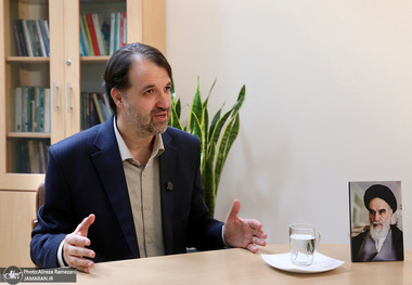 پرویز امینی، استاد دانشگاه: جامعه‌سازی امام باعث پیروزی در جنگ رمضان شد/ رجال سیاسی و نیروهای فکری ما آشنایی چندانی با اندیشه‌های امام ندارند/ باید رویکرد «تداوم و تغییر» را در پیش گیریم که هر دو با ارجاع به اندیشه امام ممکن است