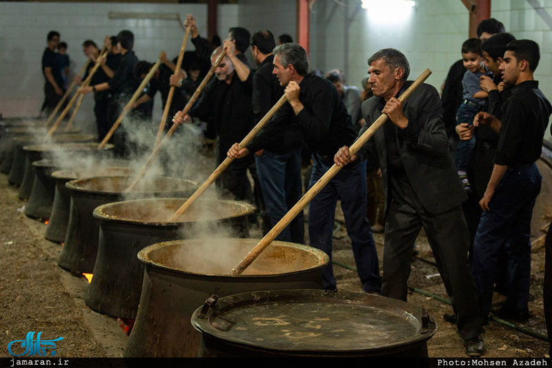 تهیه آش امام حسین(ع) در روستای رحمت‌آباد یزد