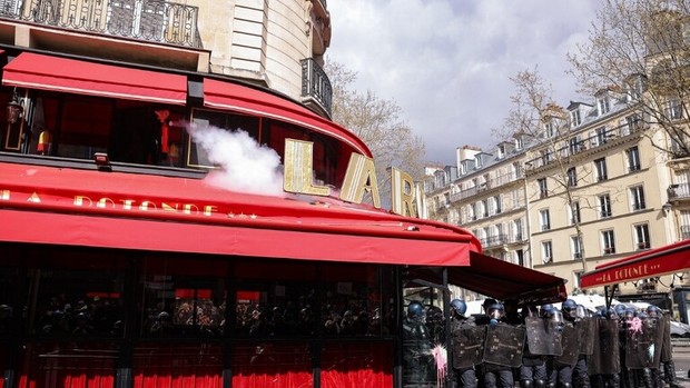 معترضان فرانسوی رستوران مورد علاقه ماکرون را آتش زدند