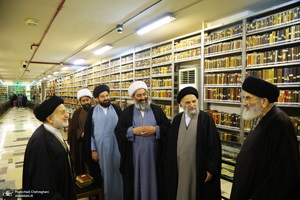 مراسم اهدای نسخه‌های خطی کتابخانه مرحوم آیت الله شاه آبادی به کتابخانه مرحوم آیت الله العظمی مرعشی نجفی