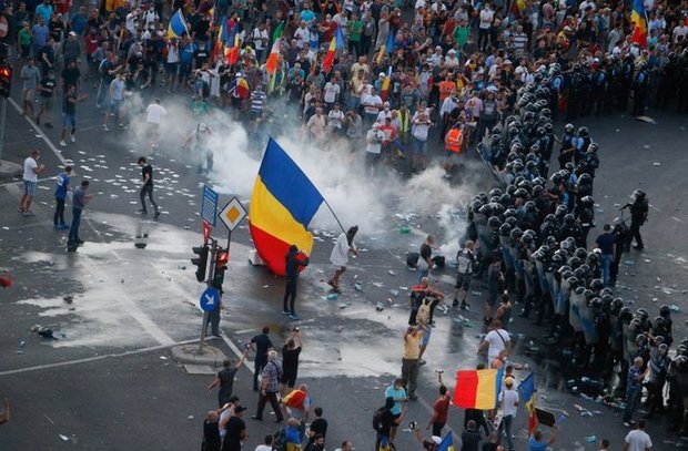 تظاهرات بزرگ مردم رومانی علیه فساد دولت+ تصاویر