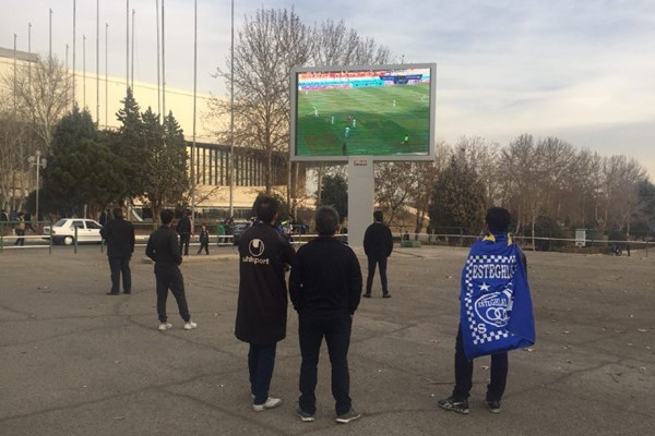 استقلالی ها مشغول تماشای دیدار پرسپولیس از طریق اسکوربرد 