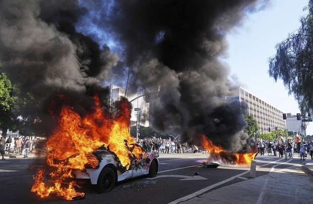 بازداشت  ۲۷ نفر در اعتراضات گسترده لس‌آنجلس 