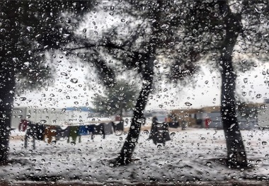 آوارگی و بی خانمانی زیر باران

