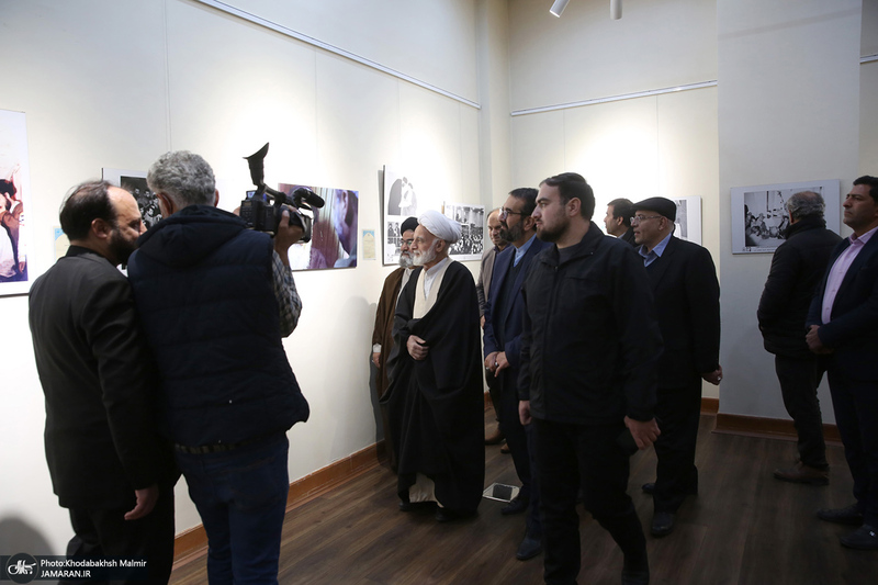 بازدید آیت الله دری نجف آبادی از نمایشگاه عکس امام دل‌ها‎