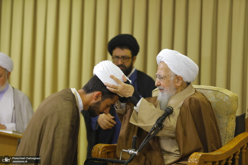 عمامه گذاری طلاب در روز میلاد پیامبر اکرم (ص) و امام صادق (ع) توسط مراجع تقلید