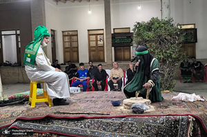 مراسم تعذیه خوانی در بیت تاریخی حضرت امام خمینی (س) در خمین