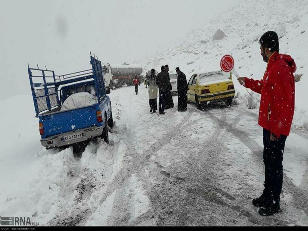 هشت خودروی گرفتار در برف در دهدز امدادرسانی شدند