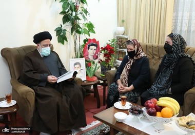 دیدار رئیس‌جمهور با خانواده شهید مسیحی وارطان آقاخانیان در آستانه سال نوی میلادی/ رئیسی: حقیقت دین مسیح با حقیقت دین اسلام تفاوتی ندارد