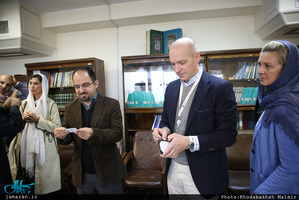 دیدار  گردشگران آلمانی و اتریشی با حجت الاسلام والمسلمین دکتر مقدم 