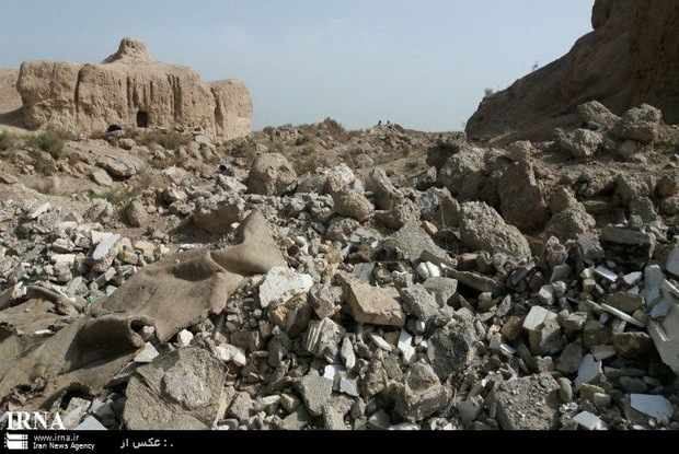 ده ها تن نخاله ساختمانی از پیکر قلعه ایرج پیشوا پاکسازی شد