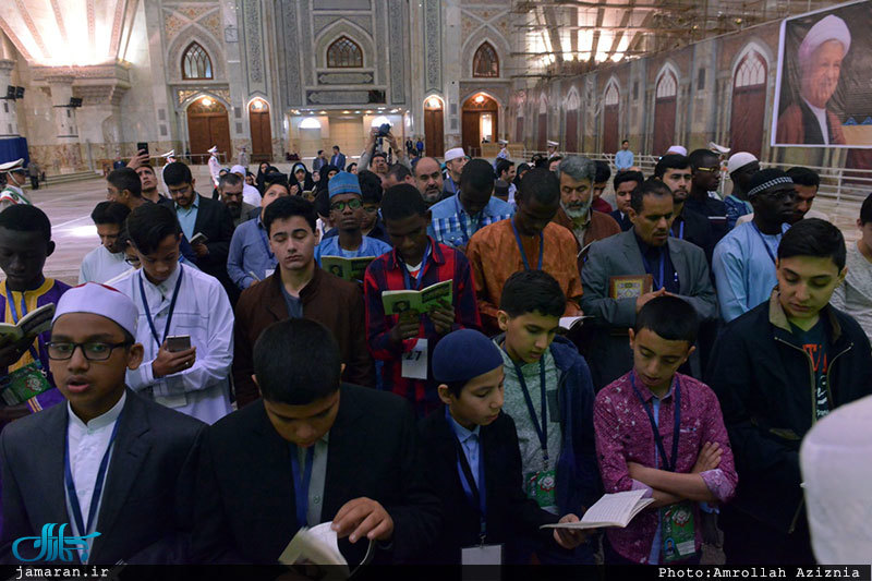 ادای احترام شرکت کنندگان در سی و چهارمین دوره مسابقات قرآن کریم به مقام امام خمینی(س)