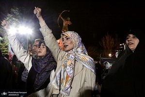 بيست و پنجمين شب اجتماع پرشور مردمى در میدان ونک