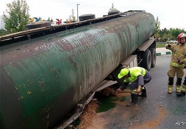 نشتی تریلرحمل سوخت موجب واژگونی پنج خودرو درجاده الشتر شد