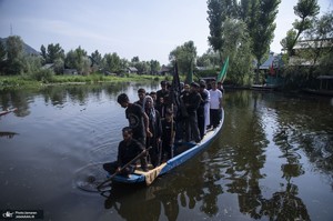 عزاداری سنتی کشمیری‌ها روی قایق