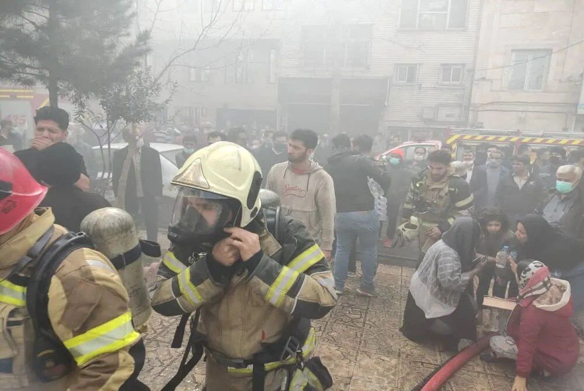 آتش‌سوزى در برج مسکونى 15 طبقه در تهران/ آتش نشانان 100 نفر را نجات دادند/  سیستم اطفا حریق عمل نکرد + عکس