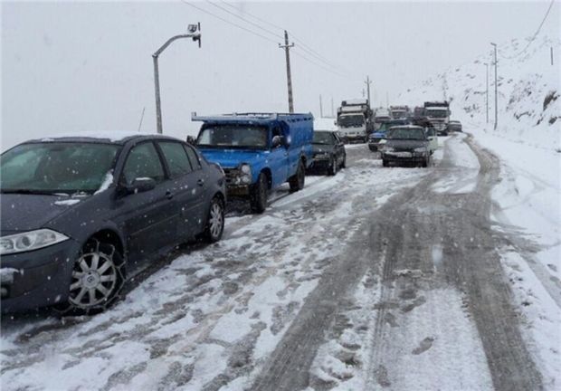 تردد در دو محور کوهستانی گیلان  با زنجیرچرخ امکانپذیر  است