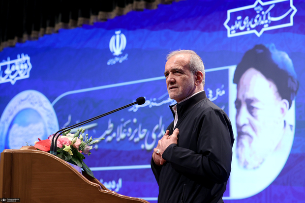 پزشکیان: تلاش کرده‌ایم عرصه حضور دانشمندان در میدان، برای حل مشکلات فراهم شود/ در دنیای امروز همه مشکلات راه‌حل دارند