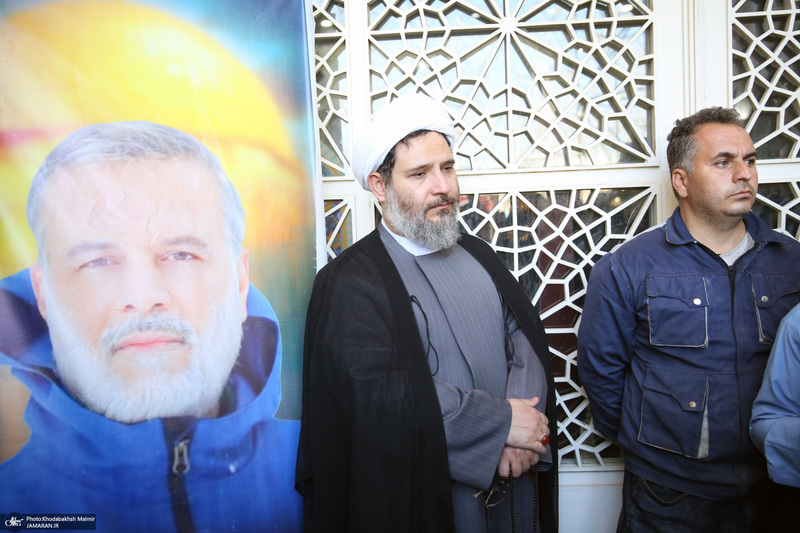 اقامه نمازسید حسن خمینی  بر پیکر شهید حیدری در حرم مطهر امام خمینی (س)