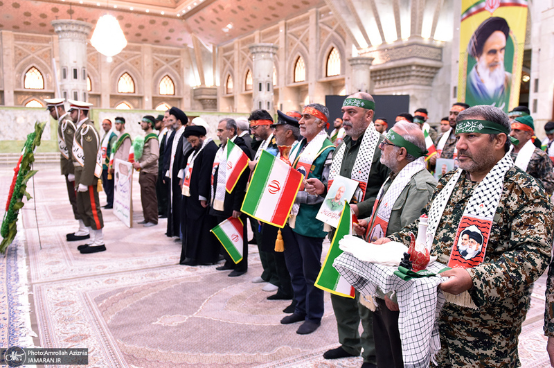 عطرافشانی حرم امام خمینی(س) توسط بسیجیان کاشانی