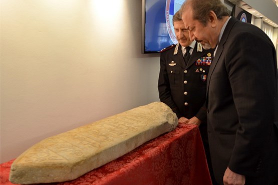  لوح سنگی قاچاق شده به ایتالیا به ایران بازگشت + عکس
