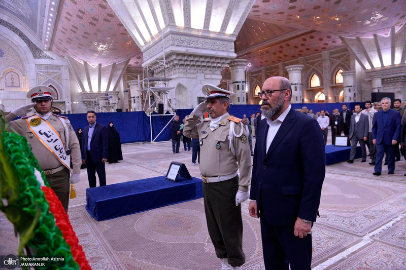 تجدید میثاق رئیس و جمعی از کارکنان بنیاد مستضعفان با آرمان های حضرت امام خمینی (س)