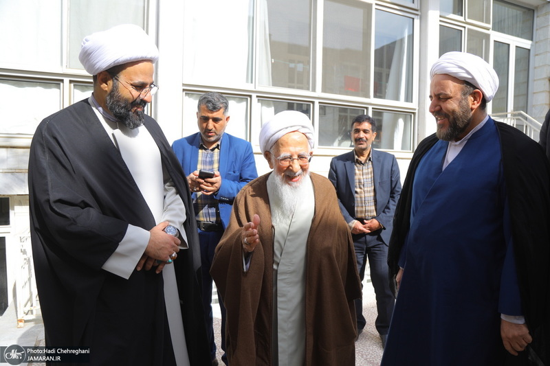 کاشت نهال توسط آیت الله العظمی جوادی آملی در هفته درختکاری