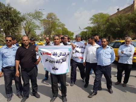 اجتماع صنفی تاکسی داران پایانه درون استانی آبادان در اعتراض به پلمپ پایانه