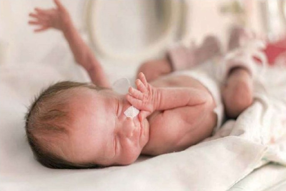 چرا نوزادان، مرتب دست و پای خود را تکان می دهند؟