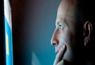 لزوم استفاده از ضد آفتاب هنگام کار با رایانه و تلفن همراه