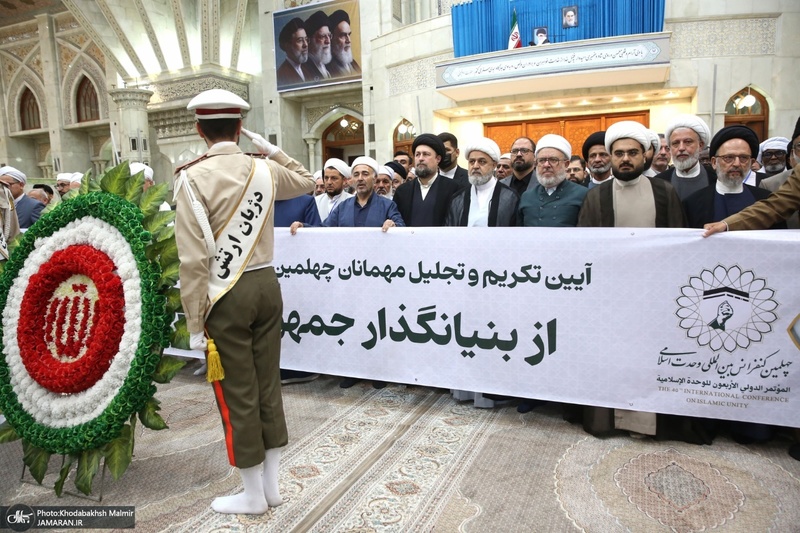 ادای احترام مهمانان خارجی کنفرانس وحدت اسلامی به مقام شامخ حضرت امام خمینی (س)