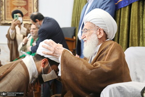 مراسم عمامه گذاری طلاب توسط آیت‌الله العظمی نوری همدانی و آیت الله فاضل لنکرانی در روز عید غدیر