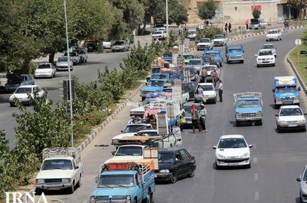 جاده اصلی ورامین به بازار روز میوه و تره بار تبدیل شده است