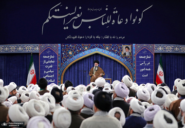 رهبر انقلاب: حضور در انتخابات صرفاً «تکلیف» نیست، «حق» مردم است/ مردم ما مردمی خوب و مومن هستند حتی آنها که برخی ظواهر شرعی را مراعات نمی‌کنند/ دلسوز مردم بودن و محبت ورزیدن به مردم یکی از بایدهای امامت جمعه است 