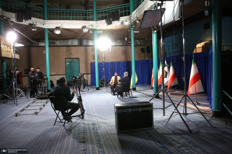 گفتگو حضور با تاجگردون